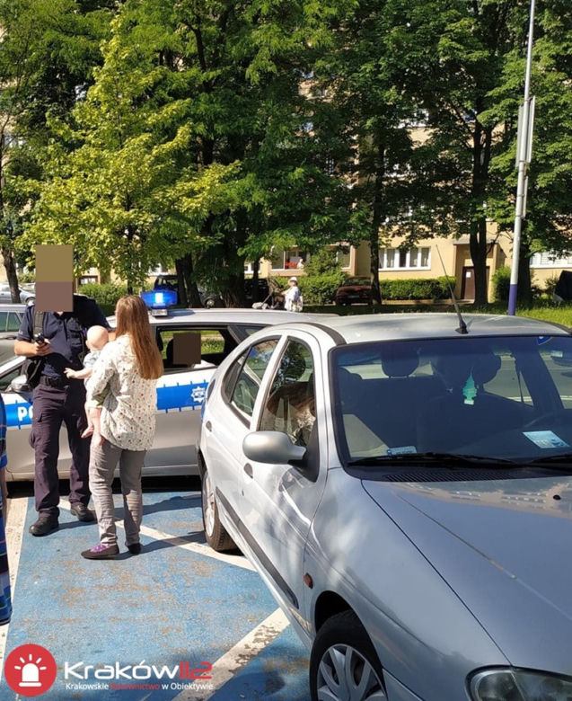 Kraków: Zostawili małe dzieci w zamkniętym samochodzie na słońcu i... poszli na zakupy