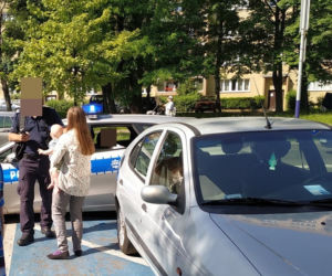 Kraków: Zostawili małe dzieci w zamkniętym samochodzie na słońcu i... poszli na zakupy