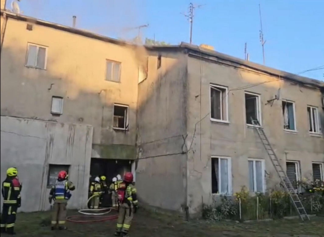 Chciał spalić lokatorów, bo pokłócił się z partnerką. Ogień odciął im drogę ucieczki
