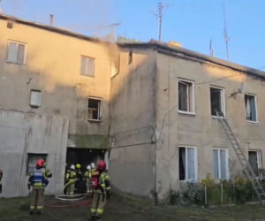 Chciał spalić lokatorów, bo pokłócił się z partnerką. Ogień odciął im drogę ucieczki