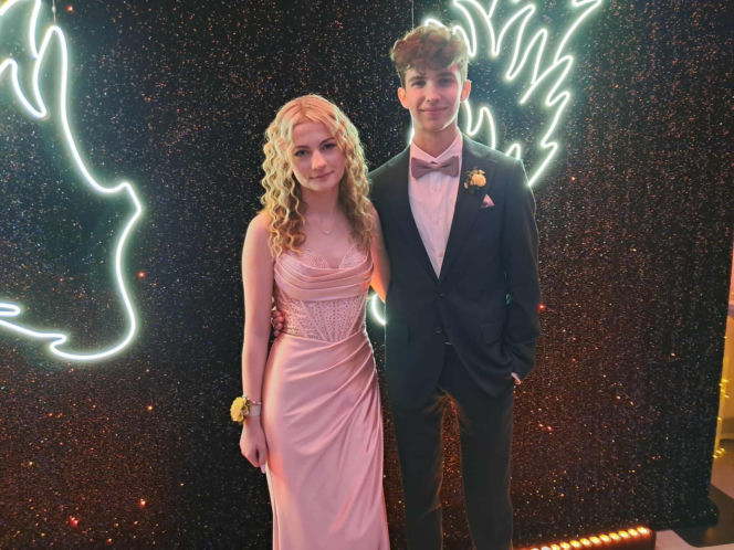 Tak bawili się maturzyści na studniówce skarżyskiego "Erbla". Kreacje jak z czerwonego dywanu