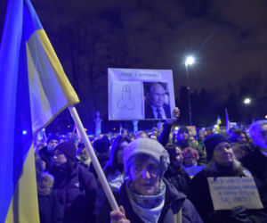 Warszawiacy murem za Ukrainą. Codziennie na protestach dziesiątki tysięcy ludzi