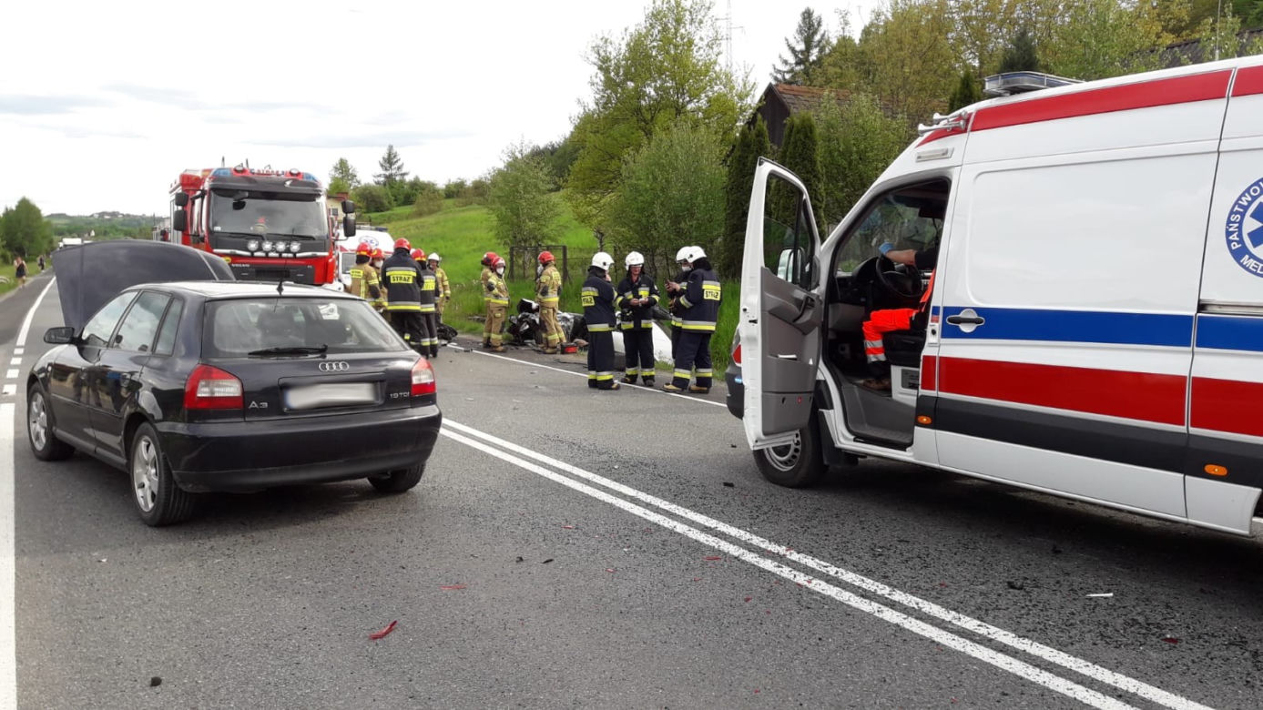 Koszmarny wypadek w Łososinie Dolnej. Strażacy rozcinali zmasakrowanego opla