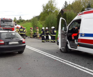 Koszmarny wypadek w Łososinie Dolnej. Strażacy rozcinali zmasakrowanego opla