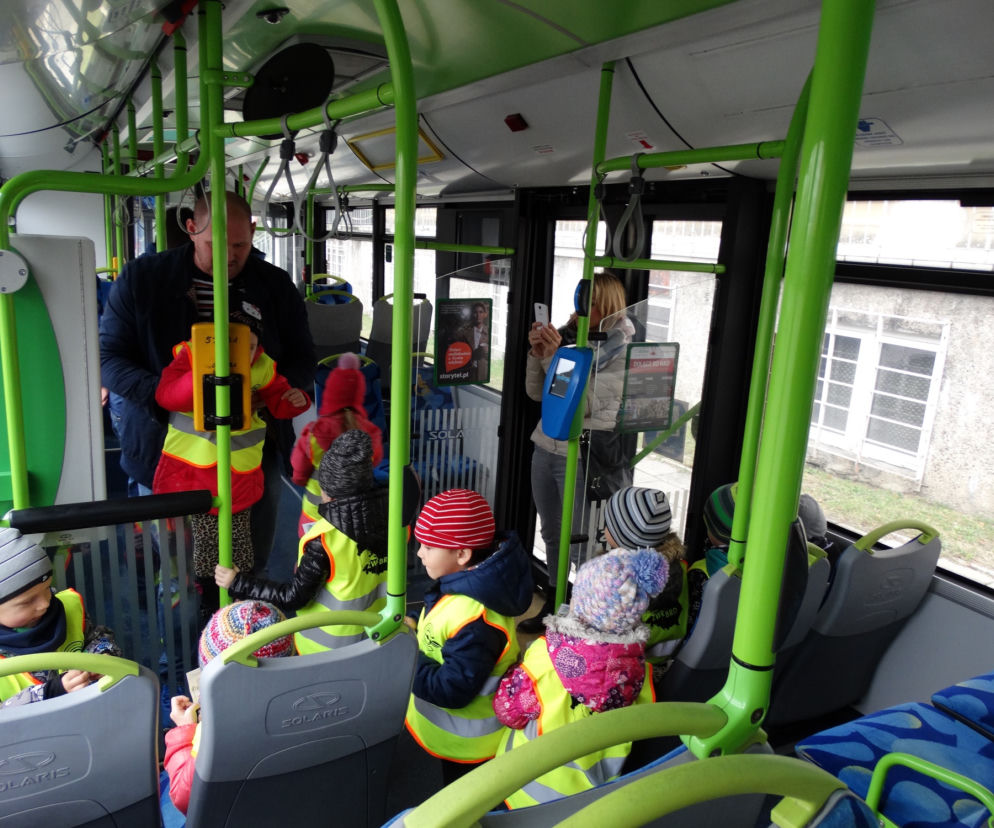 Pzedszkolaki uczyły się jak zachowywać się w autobusie