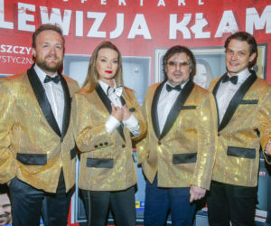 Bartosz Opania, Bartek Kasprzykowski, Tamara Arciuch, Adam Fidusiewicz w spektaklu Telewizja kłamie
