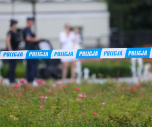 Dramatyczna akcja służb w Warszawie. Mężczyzna siedzi na parapecie 9. piętra!