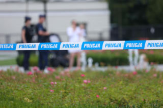 Dramatyczna akcja służb w Warszawie. Mężczyzna siedzi na parapecie 9. piętra!