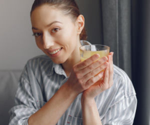 Zamiast wylewać, wypij wieczorem. Tak w prosty sposób wesprzesz jelita