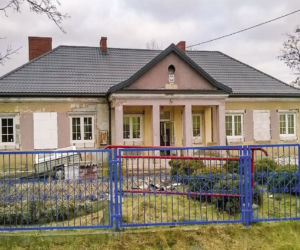 Sypialnia w dawnej szkolnej klasie. Tak wygląda życie w dawnej, wiejskiej szkole