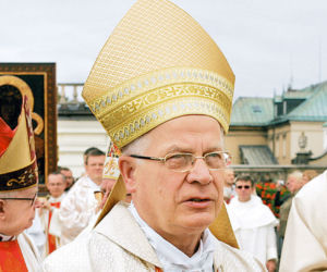 	Arcybiskupie przestań kompromitować polski Kościół