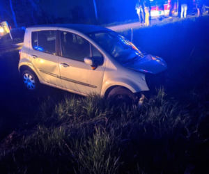 Knyszyn-Zamek: Kierowca renault miał 4 promile. Skończył w rowie