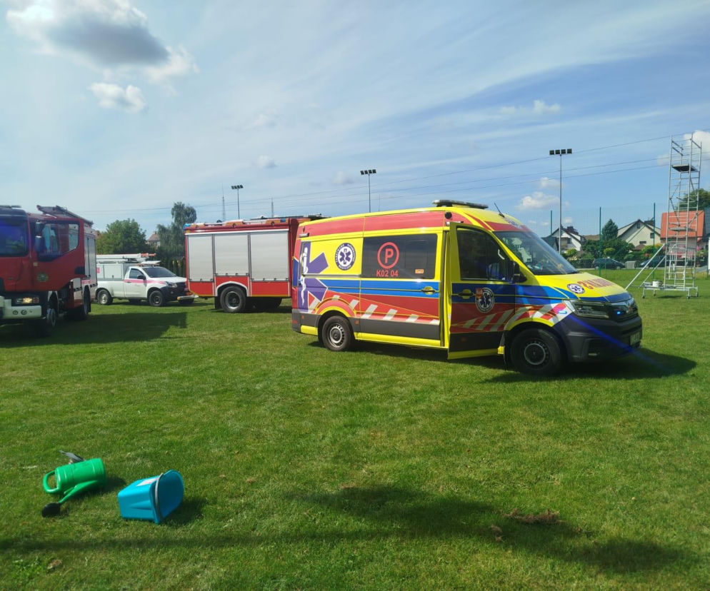 Ambulans i wozy strażackie na stadionie w Woli Dębińskiej. O wypadku przy rusztowaniu przeczytasz na Eska Tarnów.