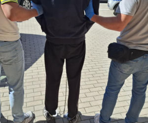 Strzały o świcie na spokojnej wsi! 28-latek walczy o życie, sprawca miał arsenał broni