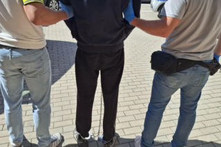 Strzały o świcie na spokojnej wsi! 28-latek walczy o życie, sprawca miał arsenał broni