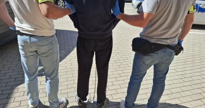 Strzały o świcie na spokojnej wsi! 28-latek walczy o życie, sprawca miał arsenał broni