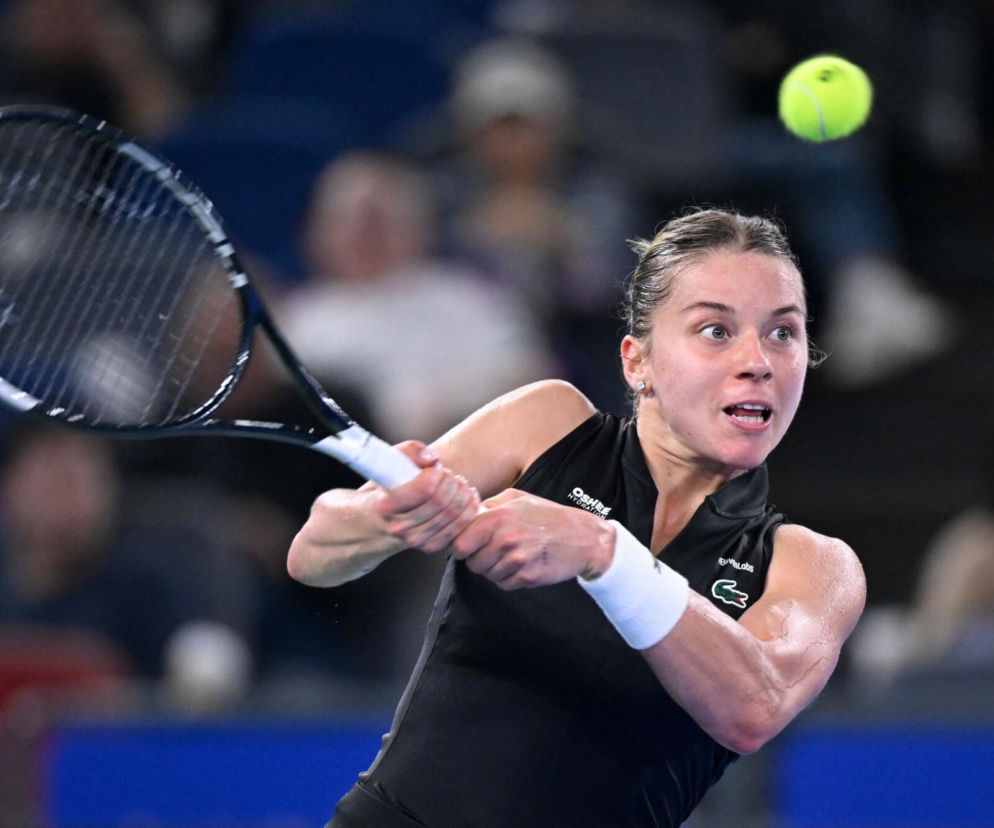 Tenisistka Maja Chwalińska uderza piłkę rakietą podczas meczu. O nagrodach w WTA Wuhan przeczytasz na SE Supersport.