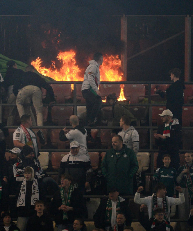 Płoną trybuny przez Łazienkowskiej 3