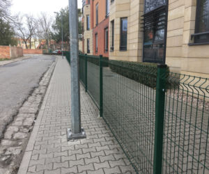 Płot zajął większą część chodnika