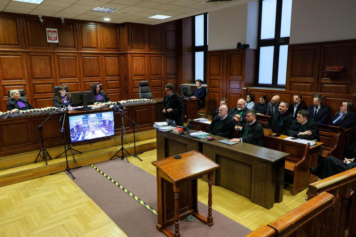 Ks. Olszewski zupełnie odmieniony, bez koloratki, z długą brodą