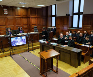 Ks. Olszewski zupełnie odmieniony, bez koloratki, z długą brodą