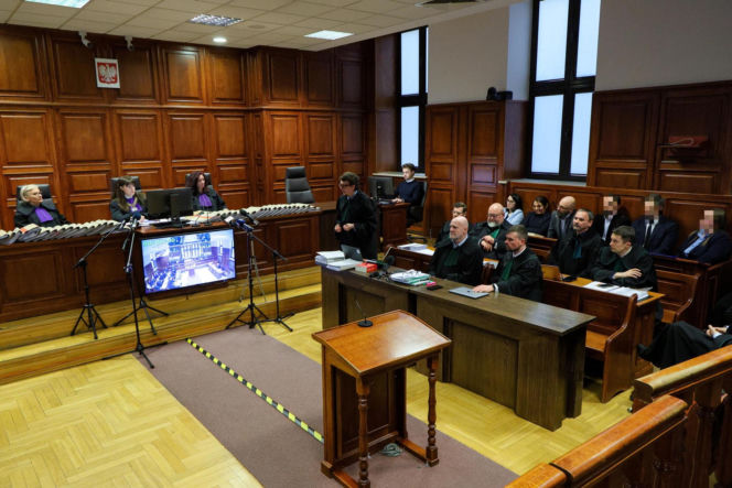 Ks. Olszewski zupełnie odmieniony, bez koloratki, z długą brodą