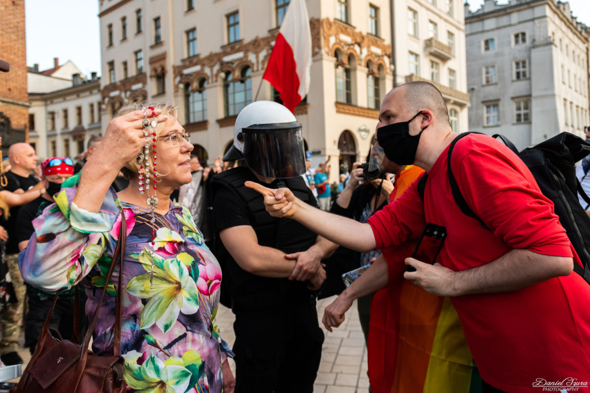 Małopolska kurator oświaty z różańcem na manifestacji środowisk LGBT