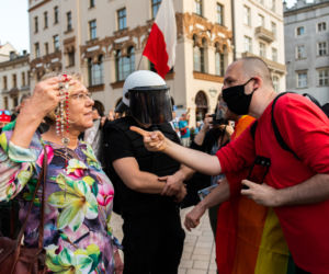 Małopolska kurator oświaty z różańcem na manifestacji środowisk LGBT