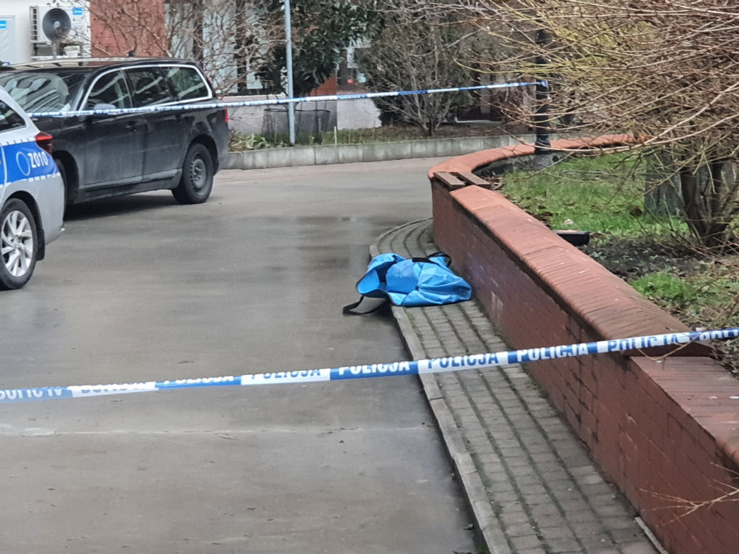 Kolejna makabra w Warszawie. Zwłoki mężczyzny na chodniku, co tam się stało?