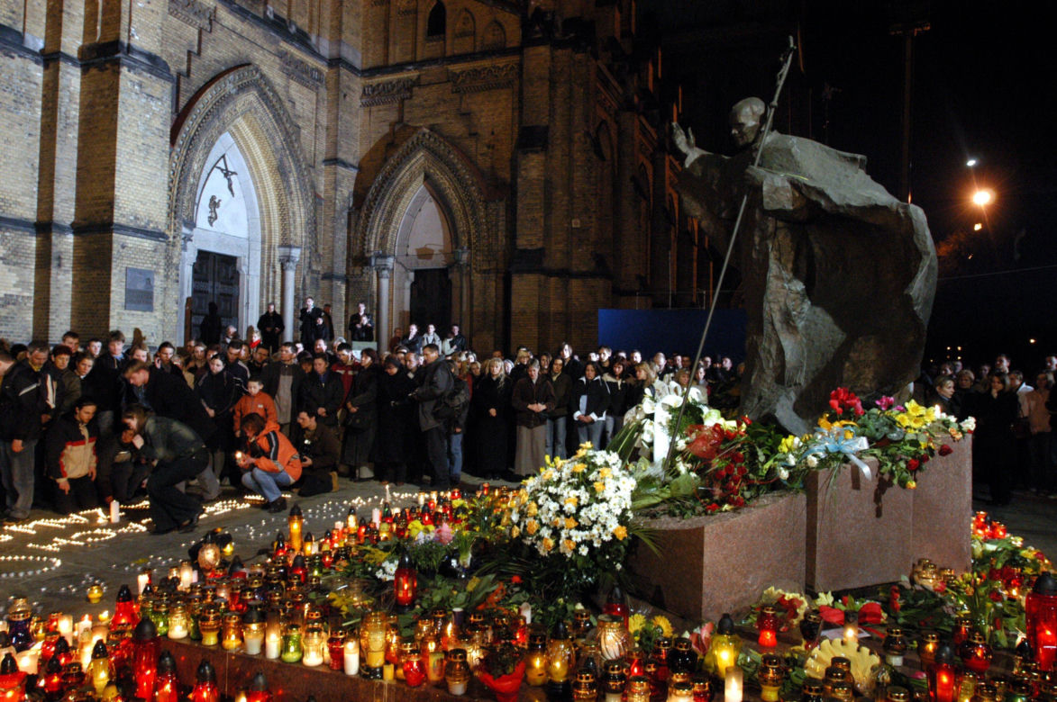 Żałoba po śmierci Jana Pawła II w dniu jego śmierci 2 kwietnia 2005 roku, na zdjęciu wierni przed łódzką katedrą