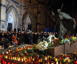 Żałoba po śmierci Jana Pawła II w dniu jego śmierci 2 kwietnia 2005 roku, na zdjęciu wierni przed łódzką katedrą