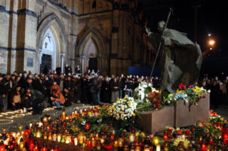 Żałoba po śmierci Jana Pawła II w dniu jego śmierci 2 kwietnia 2005 roku, na zdjęciu wierni przed łódzką katedrą