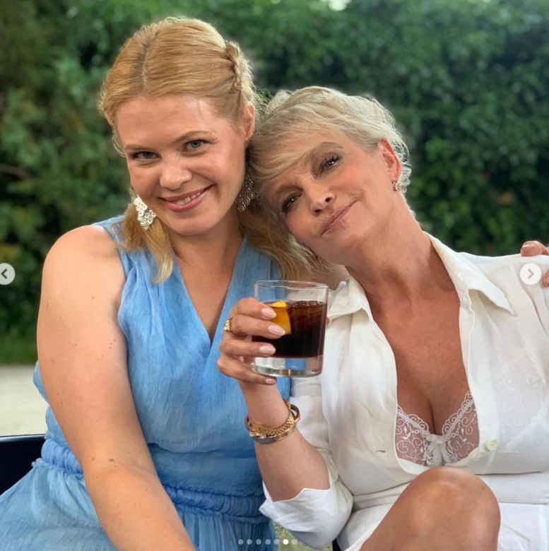 Oficjalna impreza gwiazd Barw szczęścia na koniec sezonu. Ewelina Serafin (Sławka), Adrianna Biedrzyńska (Małgorzata)