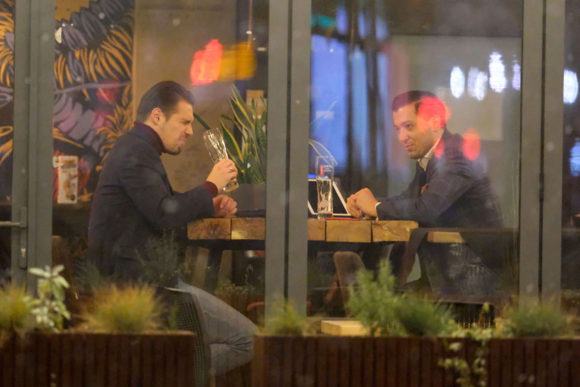 Jan Strzeżek i Michał Wypij. Piją za zdrowie Gowina
