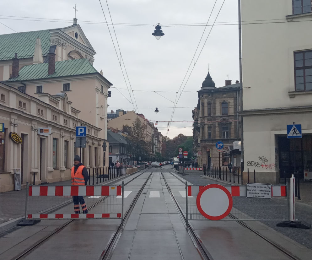 Kuriozum w centrum Krakowa. Tramwaje przepuszcza dróżnik