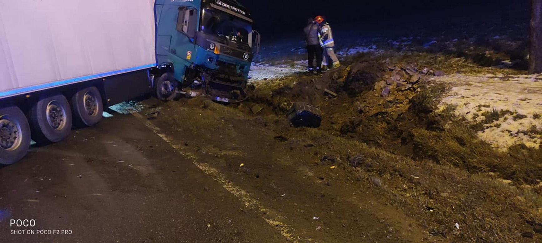 Wypadek pod Legionowem, osobówka zderzyła się z tirem. 3 osoby w szpitalu