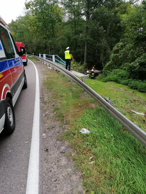 Podlaskie. Volvo wypadło z zakrętu i przebiło barierki 