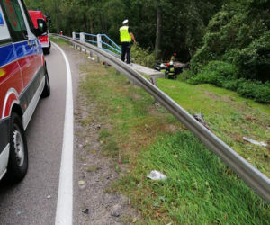 Podlaskie. Volvo wypadło z zakrętu i przebiło barierki 
