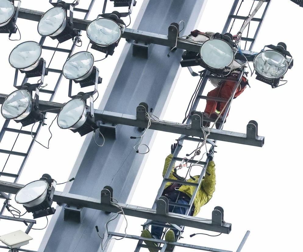 To był wymóg Ekstraligi. W Lesznie wymieniają na stadionie oświetlenie za 3 miliony złotych