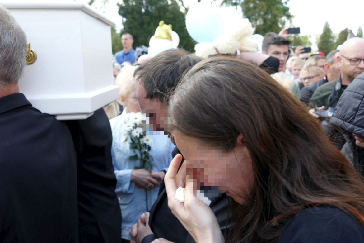 Trumna zjechała w dół, baloniki wzbiły się do nieba. Pogrzeb Kamilka z Częstochowy
