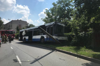 Katowice. Autobus miejski skosił latarnie. Są poszkodowani. Kierowca zasłabł?!