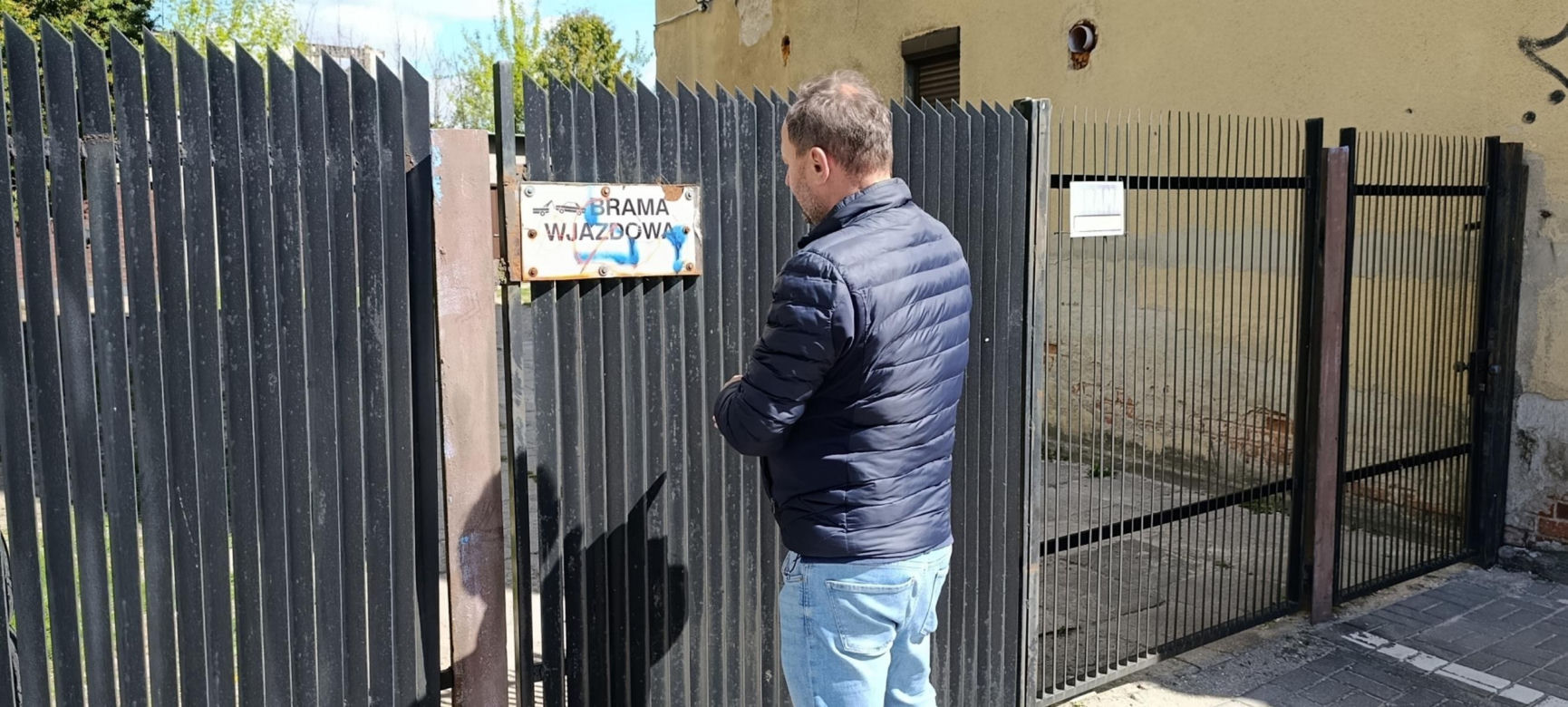 Haniebne malodwidło latami szpeciło bramę. Interwencja dziennikarza "Super Expressu"