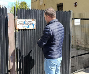 Haniebne malodwidło latami szpeciło bramę. Interwencja dziennikarza Super Expressu
