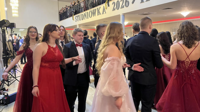 Studniówka pełna blasku i emocji! Tak bawili się maturzyści II LO w Bydgoszczy [ZDJĘCIA]
