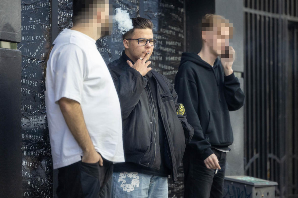 Allan pali jak smok