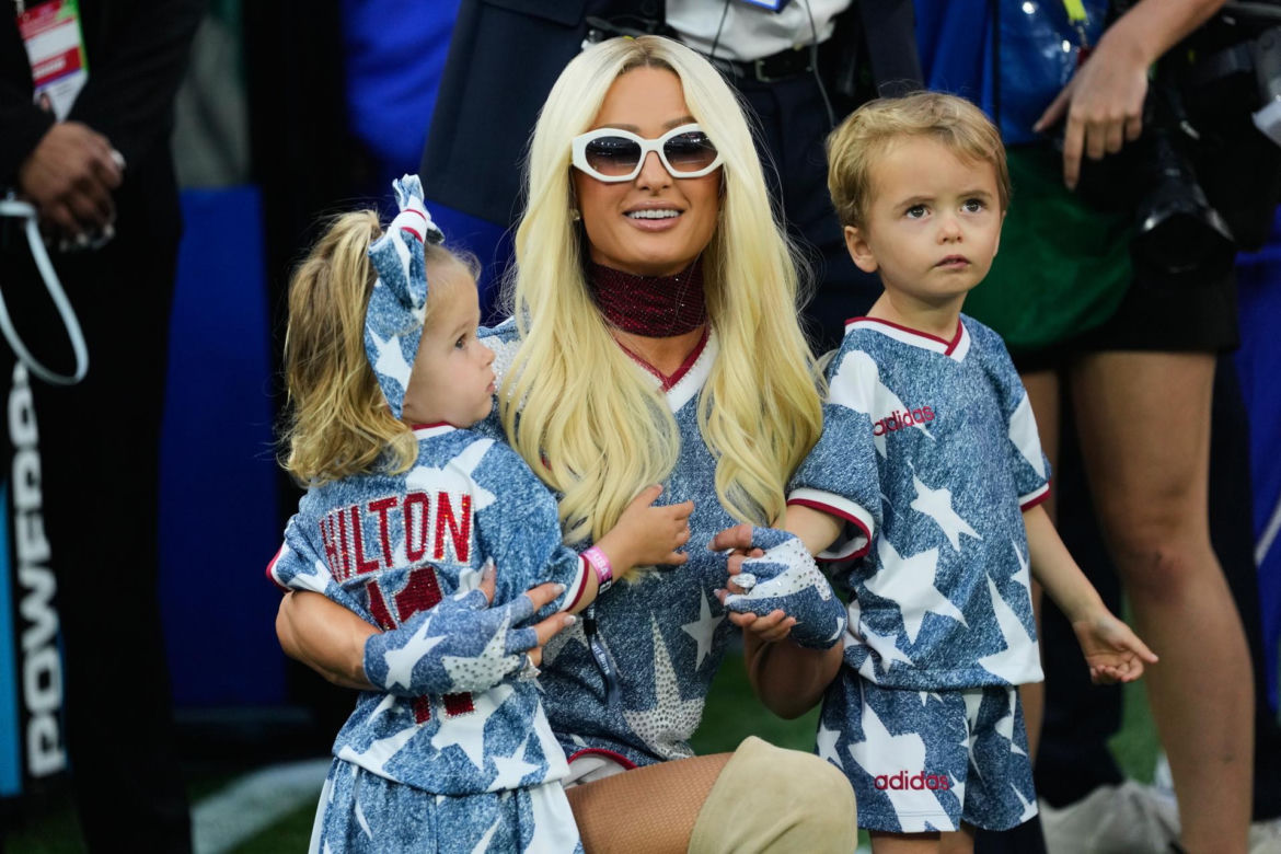 Paris Hilton z dziećmi w dopasowanych stylizacjach