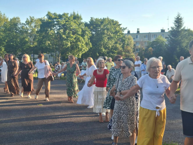Gorący letni wieczór w Starachowicach! Międzypokoleniowa potańcówka opanowała Szlakowisko [FOTORELACJA]