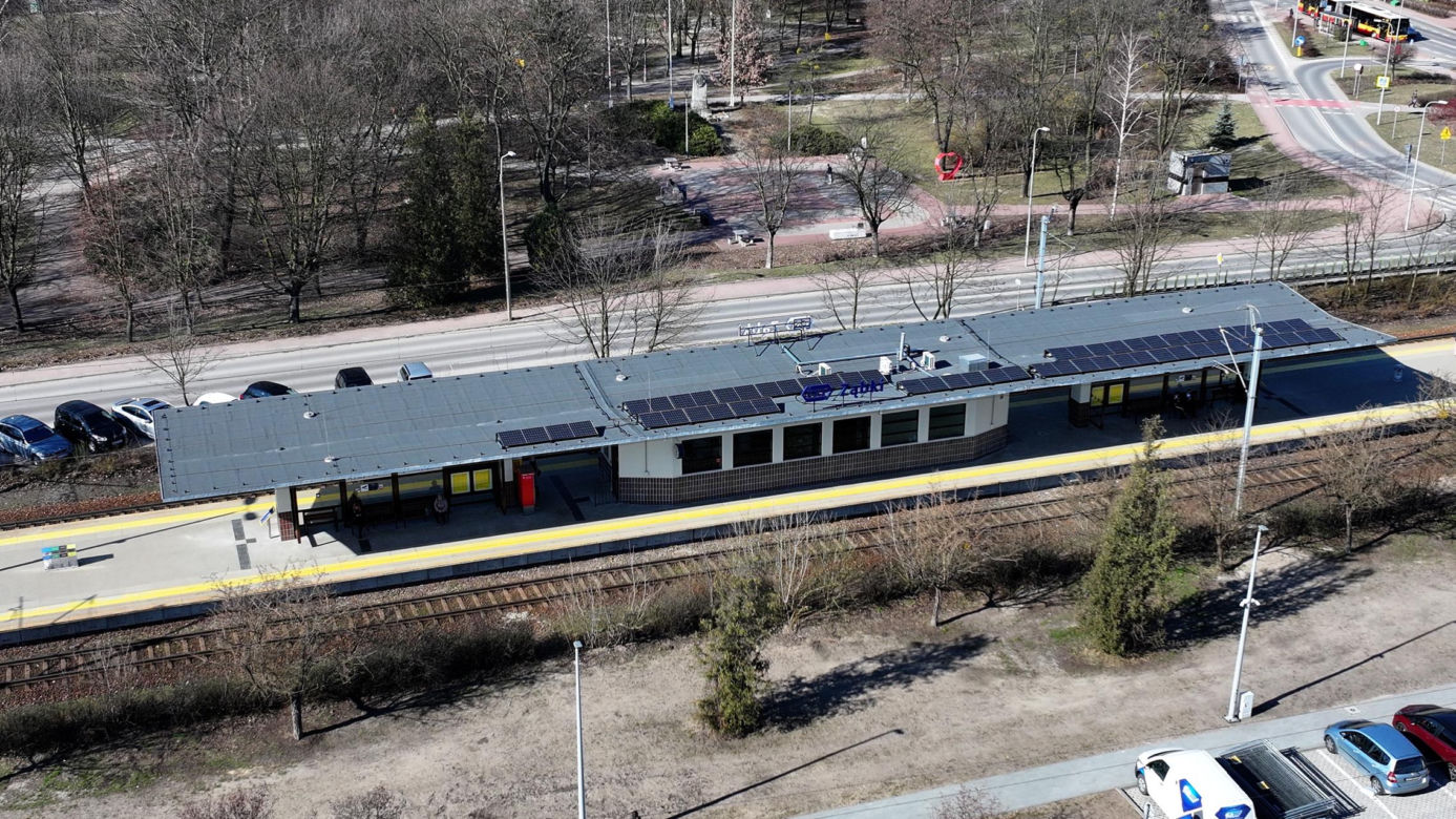 Remont dworca kolejowego pod Warszawą. Zmienił się nie do poznania - jeśli da radę to na wprowadzające przed/po dworca w Ząbkach, wcześniej był obdrapany i pomazany