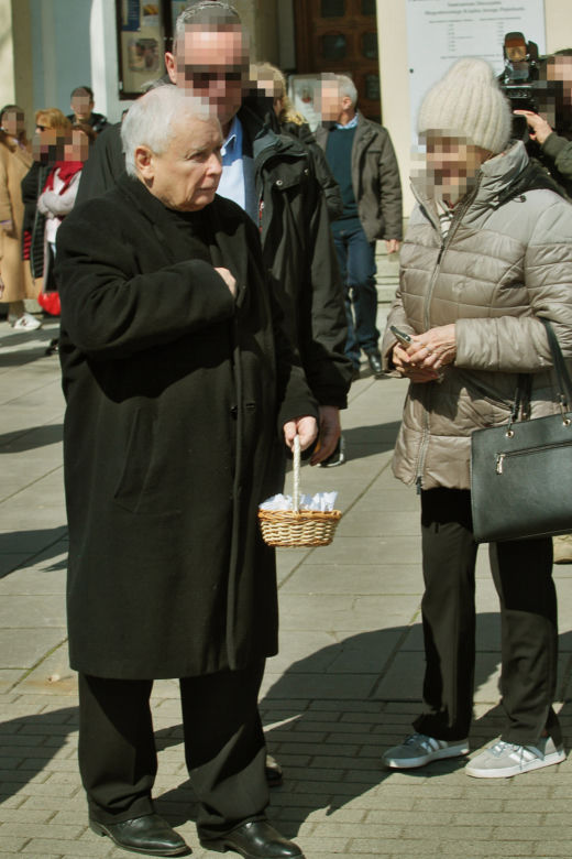 Jarosław Kaczyński ze skromnym koszyczkiem 