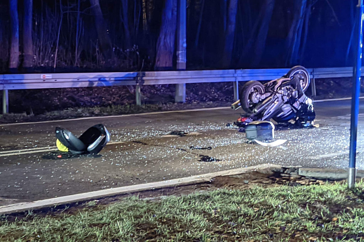 Wsiadła na motocykl z pijanym kierowcą. Skończyła w szpitalu po zderzeniu z osobówką